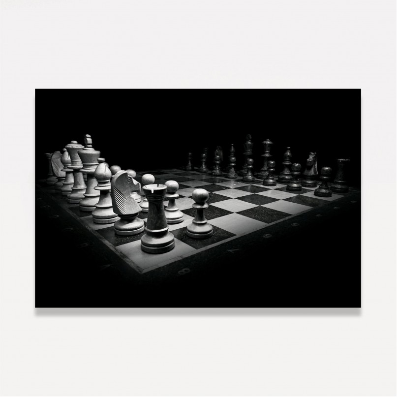 Tabuleiro de xadrez de madeira com peças de xadrez brancas e escuras