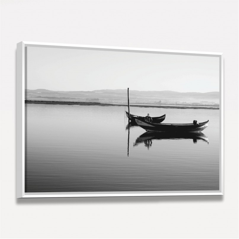 Quadro Decorativo Barco em Lago Sereno - Preto e Branco