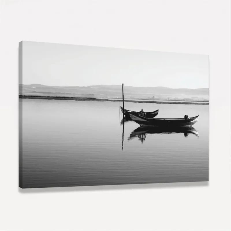 Quadro Decorativo Barco em Lago Sereno - Preto e Branco