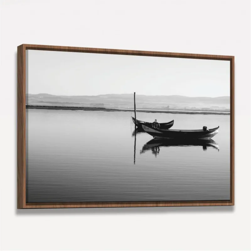 Quadro Decorativo Barco em Lago Sereno - Preto e Branco