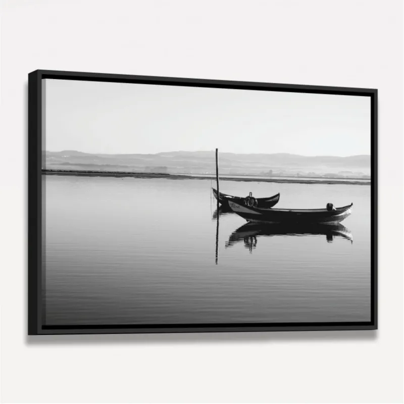 Quadro Decorativo Barco em Lago Sereno - Preto e Branco