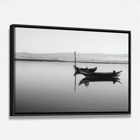 Quadro Decorativo Barco em Lago Sereno - Preto e Branco
