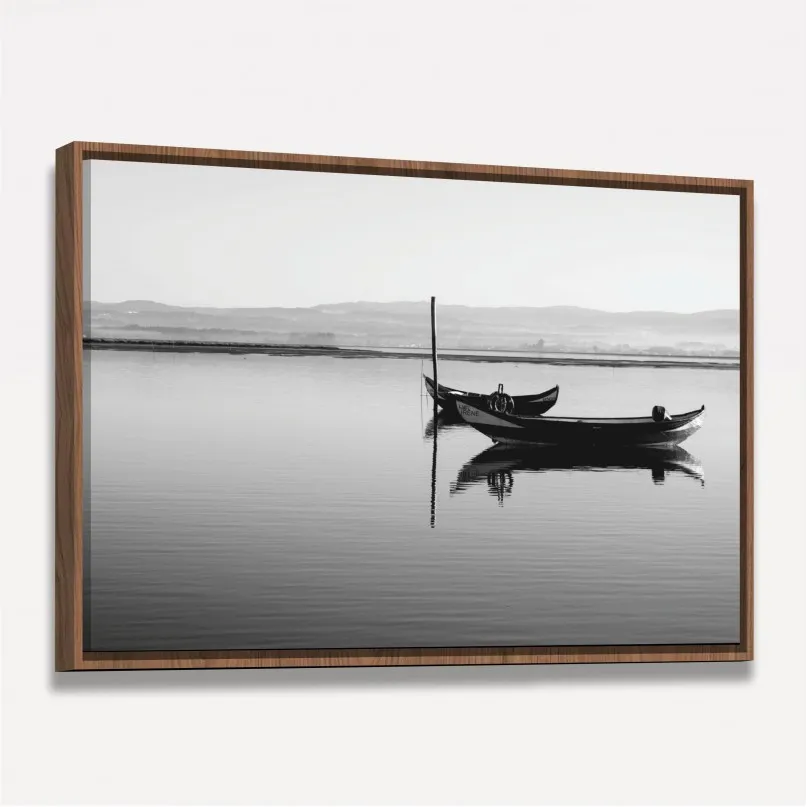 Quadro Decorativo Barco em Lago Sereno - Preto e Branco Quadro Decorativo Barco em Lago Sereno - Preto e Branco