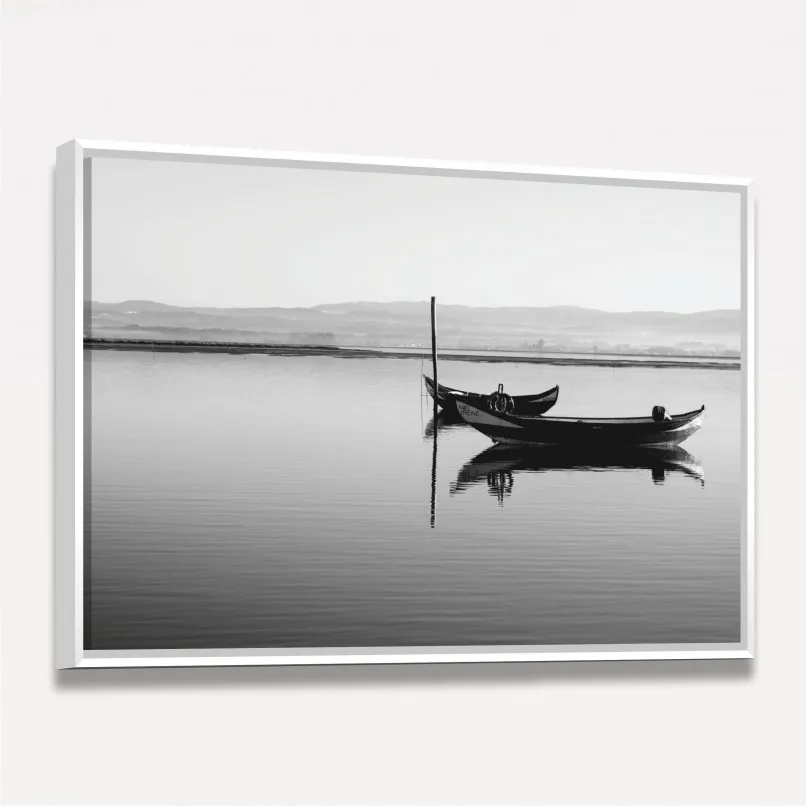 Quadro Decorativo Barco em Lago Sereno - Preto e Branco Quadro Decorativo Barco em Lago Sereno - Preto e Branco