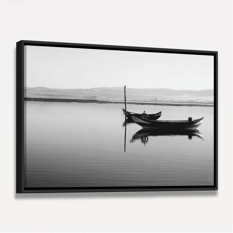 Quadro Decorativo Barco em Lago Sereno - Preto e Branco Quadro Decorativo Barco em Lago Sereno - Preto e Branco
