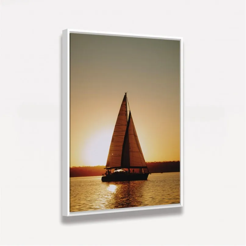Quadro Decorativo Barco a Vela Velejando a Luz do Sol Quadro Decorativo Barco a Vela Velejando a Luz do Sol
