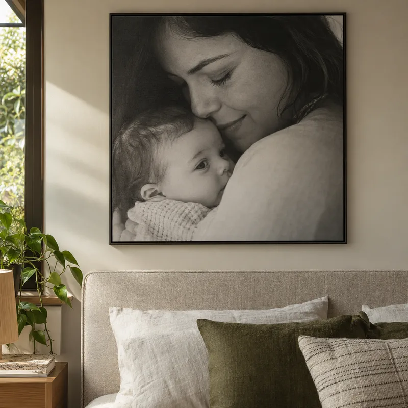 Quadro personalizado com retrato em preto e branco de mãe e bebê